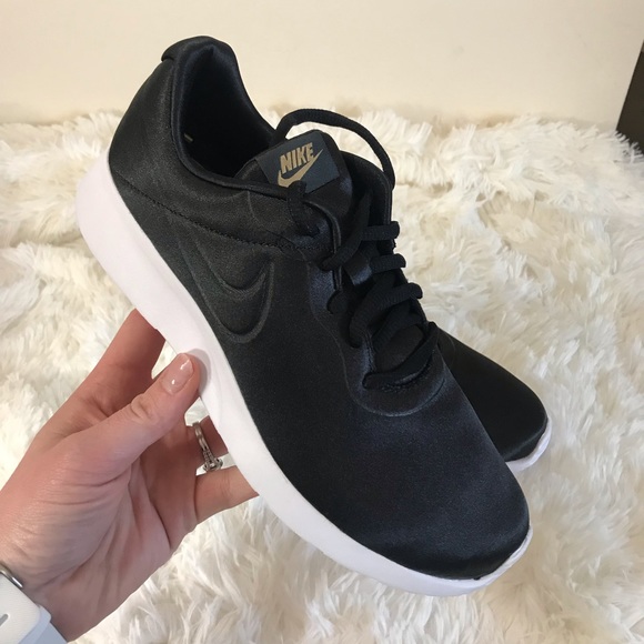 Nike Shoes - NEW Women’s Nike Tanjun Running Shoes